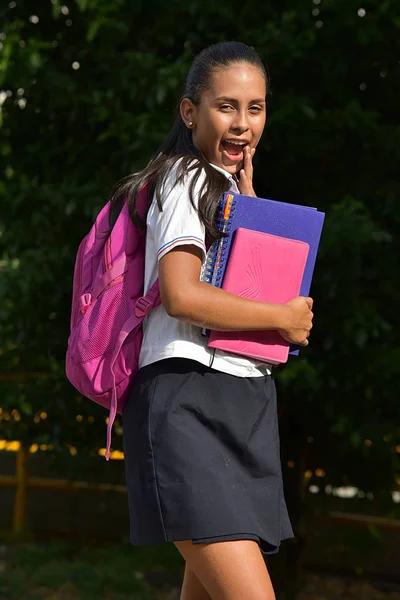 Estudante feminina diversa e felicidade vestindo uniforme — Fotografia de Stock