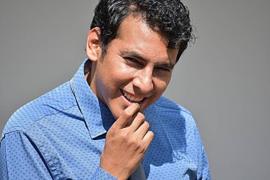 Kravat takan yakışıklı İspanyol iş adamı