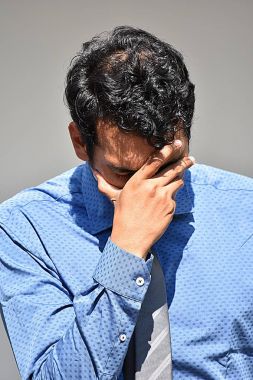 Depresif iş adam kravat giyiyor