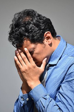 Mutsuz iş adam kravat giyiyor