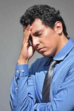 Stresli genç kişi kravat giyiyor