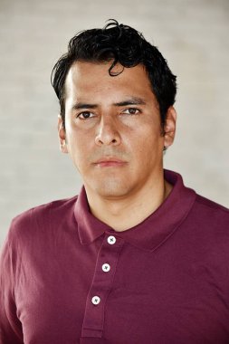 Heyecansız orta yaşlı kişi