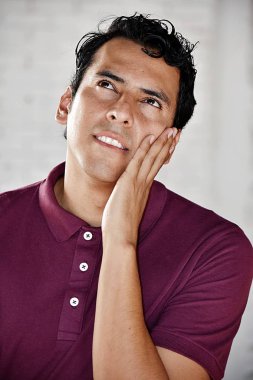 Orta yaşlı erkek düşünme