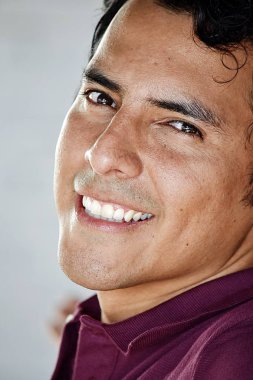 Kolombiyalı erkek gülümseyen