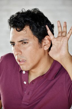 Yakışıklı yetişkin erkek işitme