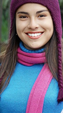 Gülümseyen çeşitli öğrenci