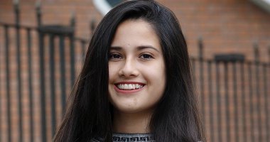 Genç Perulu genç erkek gülümseyen yüzü