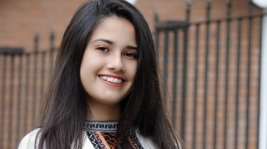 Gülümseyen tatlı kız