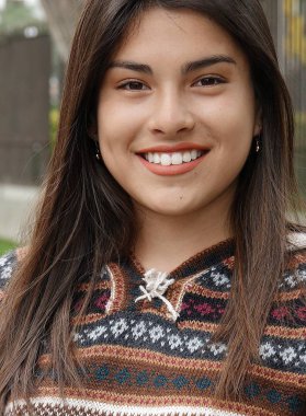 Uzun saçlı genç kız.