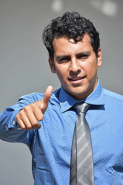 Ung colombianska affärsman med tummen upp bär slips — Stockfoto