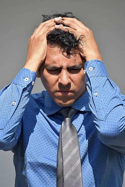 Тревожный бизнесмен носит галстук — стоковое фото