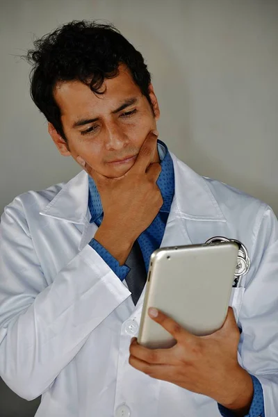 Dokter Pria Dewasa Dengan Tablet Dan Kebingungan — Stok Foto