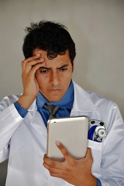 Dokter Pria Dewasa Dengan Tablet Terkejut — Stok Foto