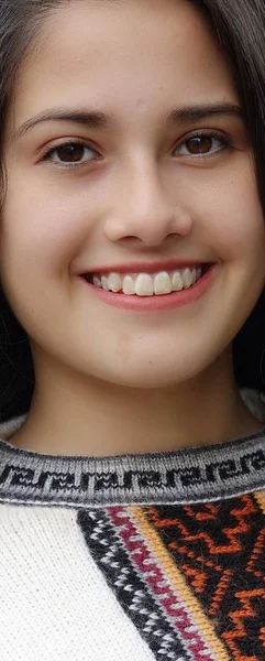 Muito adolescente menina sorrindo — Fotografia de Stock