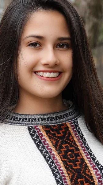Giovane ragazza adolescente sorridente — Foto Stock