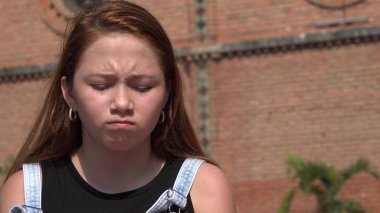 Üzgün sinirli insan