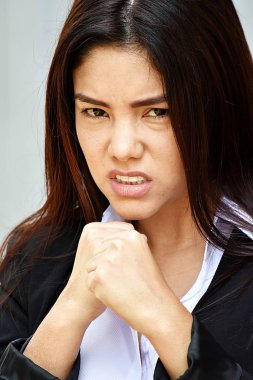 Üzgün yetişkin iş kadını