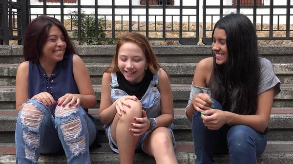 Chicas riendo y feliz — Foto de Stock