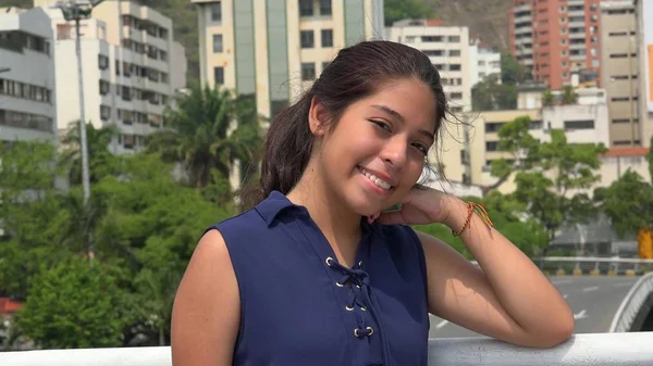 Stedelijke Latino tiener meisje — Stockfoto