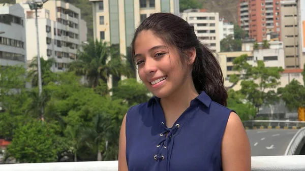 Adolescente urbana sonriente chica — Foto de Stock