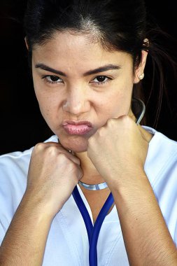 Yetişkin hemşire ve önlük giyen öfke