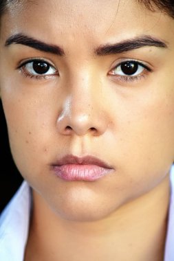 Ciddi genç kadın yüzü