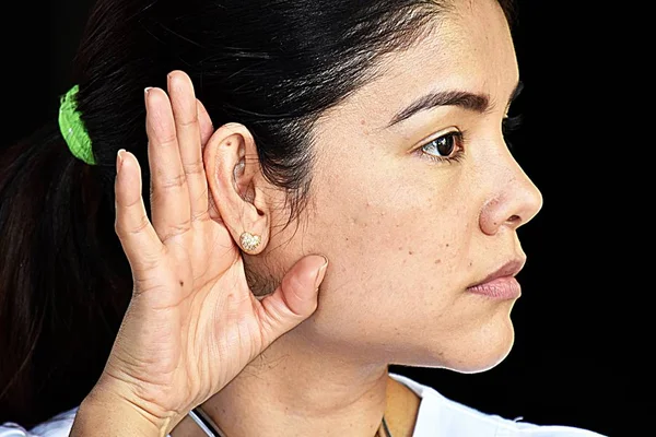 Mulher bonito enfermeira audição vestindo esfrega — Fotografia de Stock