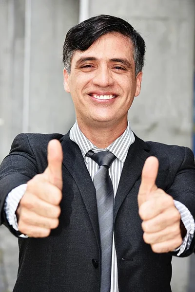 Bem sucedido colombiano homem de negócios vestindo terno — Fotografia de Stock