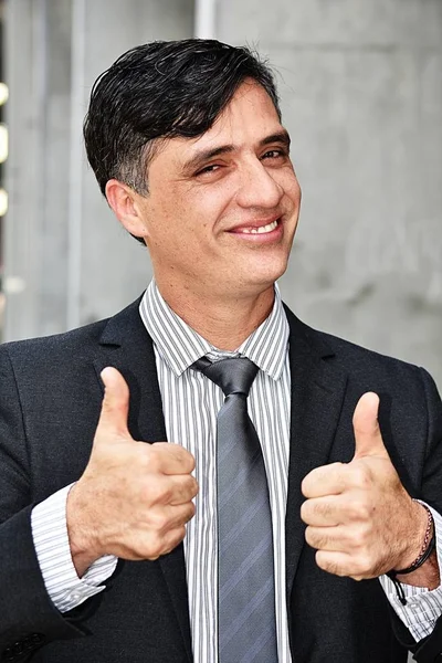 Minderheid zakenman met Thumbs Up — Stockfoto