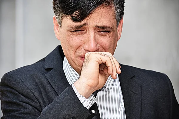 Kolombiyalı iş adamı girişimci ağlıyor