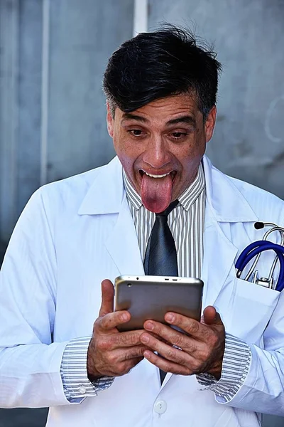 Goofy bello maschio medico professionale indossando cappotto di laboratorio — Foto Stock