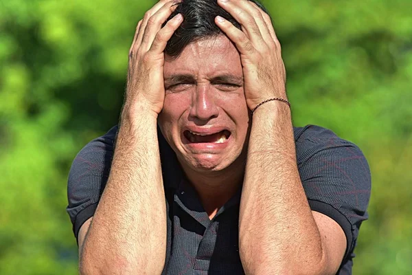 Hombre adulto lloroso — Foto de Stock