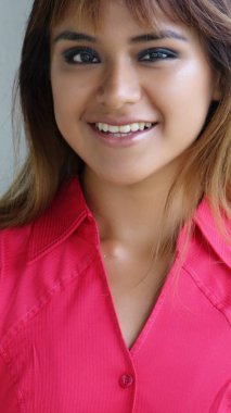 Kız genç gülümseyen