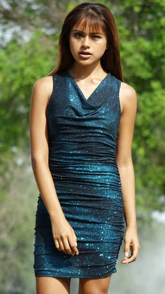 Tonårig flicka klädd i en klänning — Stockfoto