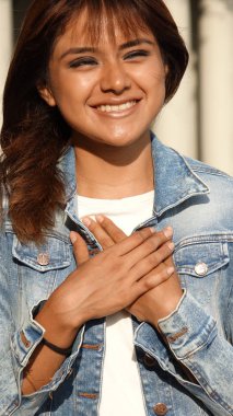 Genç Perulu kadın ve takdir