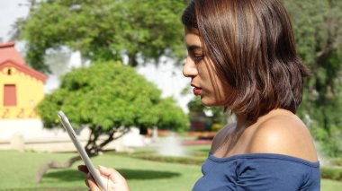 Azınlık kadın kullanarak Tablet