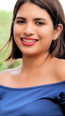 Gülümseyen genç farklı erkek