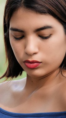 Genç bir dişi yalnız