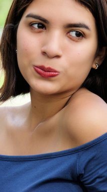 Kadın Komik Yüzler Yapıyor