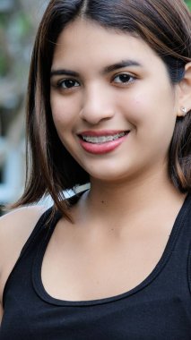 gülümseyen genç erkek