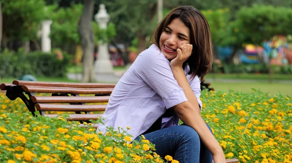 若々しいペルーの少女と公園で座っている幸福 — ストック写真