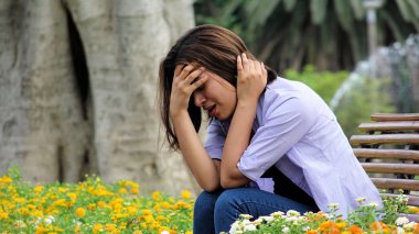 Bankta oturan stres altında sevimli kız