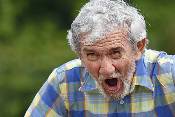 Hombre retirado gritando —  Fotos de Stock