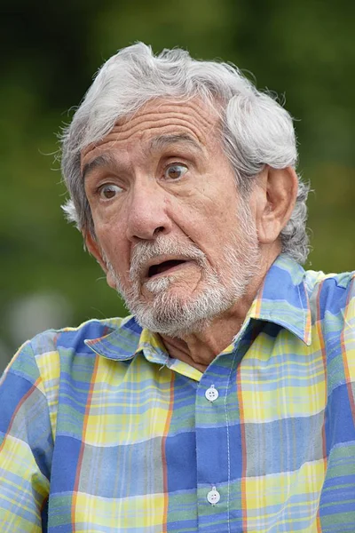 Grand-père colombien sénior avec les Montréalais — Photo