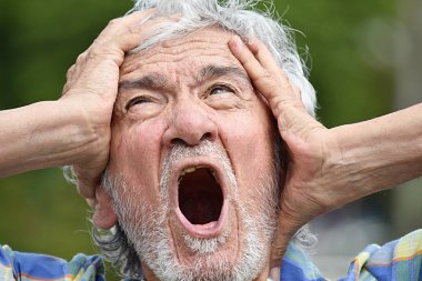 Endişeli Latino kişi