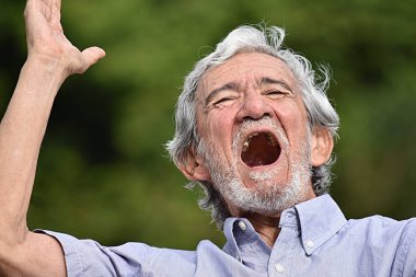 Üst düzey erkek gülüyor