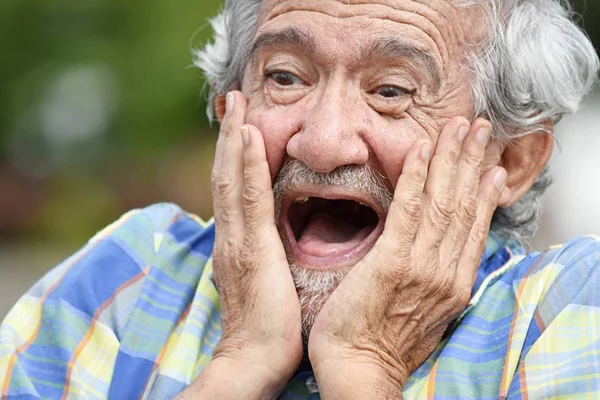 Abuelo latino sorprendido — Foto de Stock