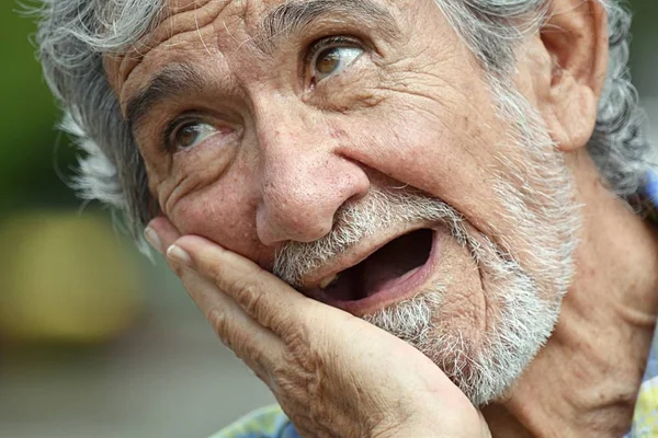 Personne âgée colombienne fatiguée — Photo