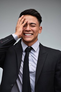 Takım elbise farklı iş adamı gülüyor