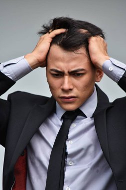 Takım elbise ve kravat giyen stres altında genç işadamı